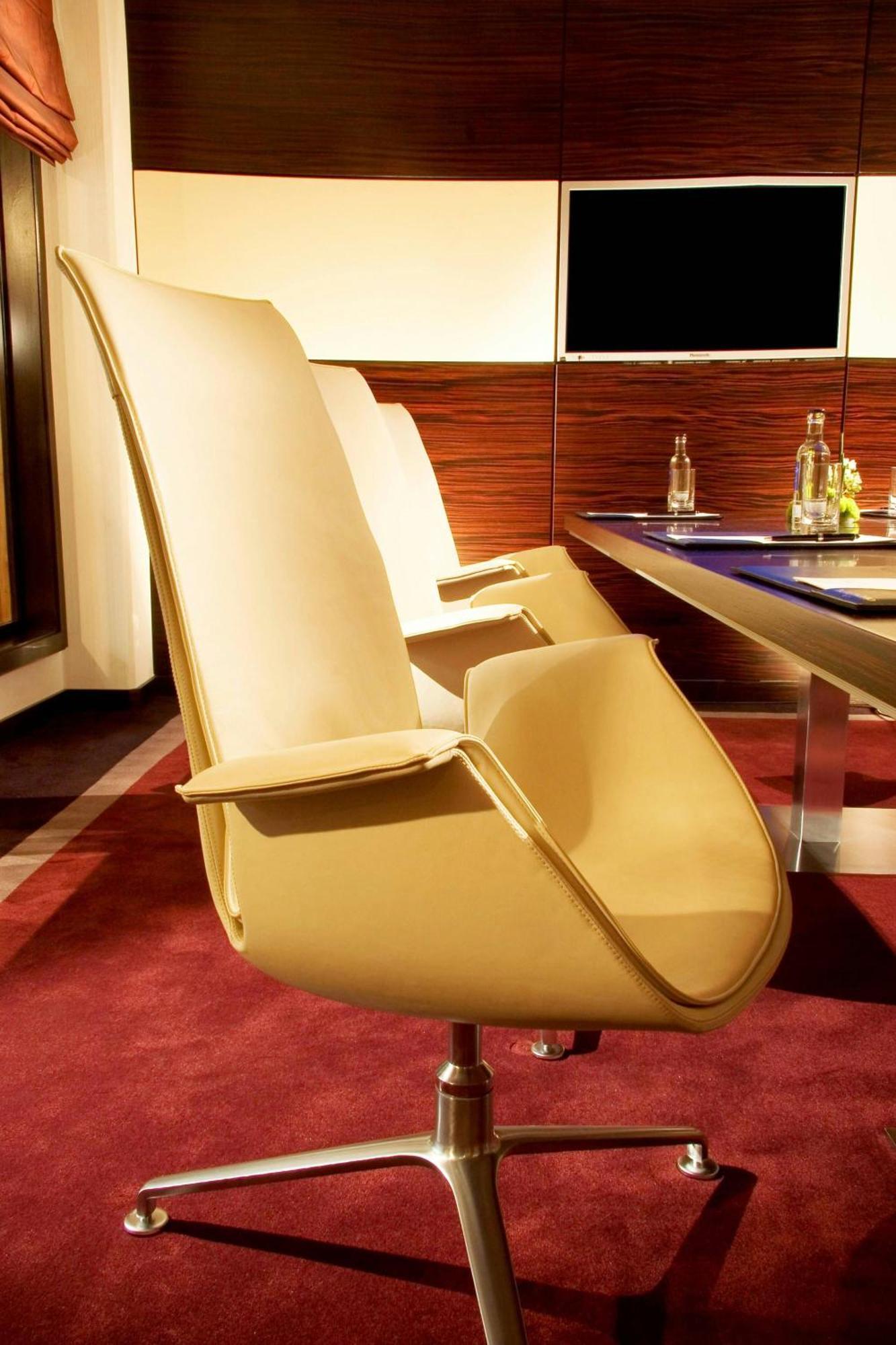Hotel The Westin Grand Berlino Esterno foto The "Skyline" chair